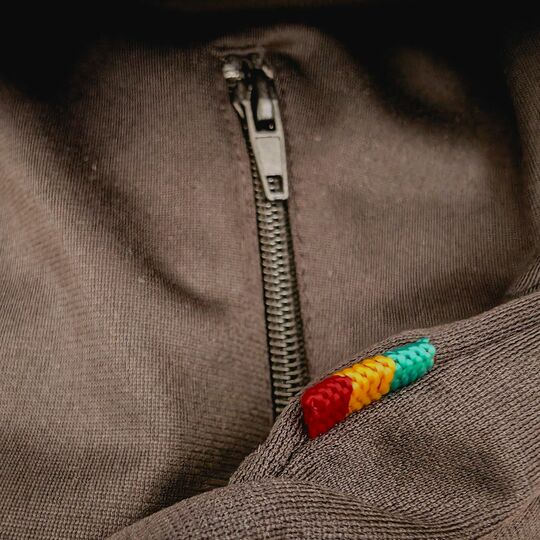 Sportowa czarna bluza z panelem w barwach Reggae
