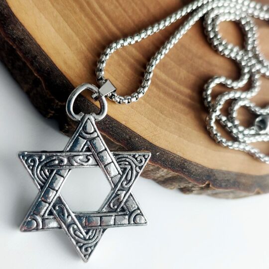 Necklace with a hexagram in the color of antique silver